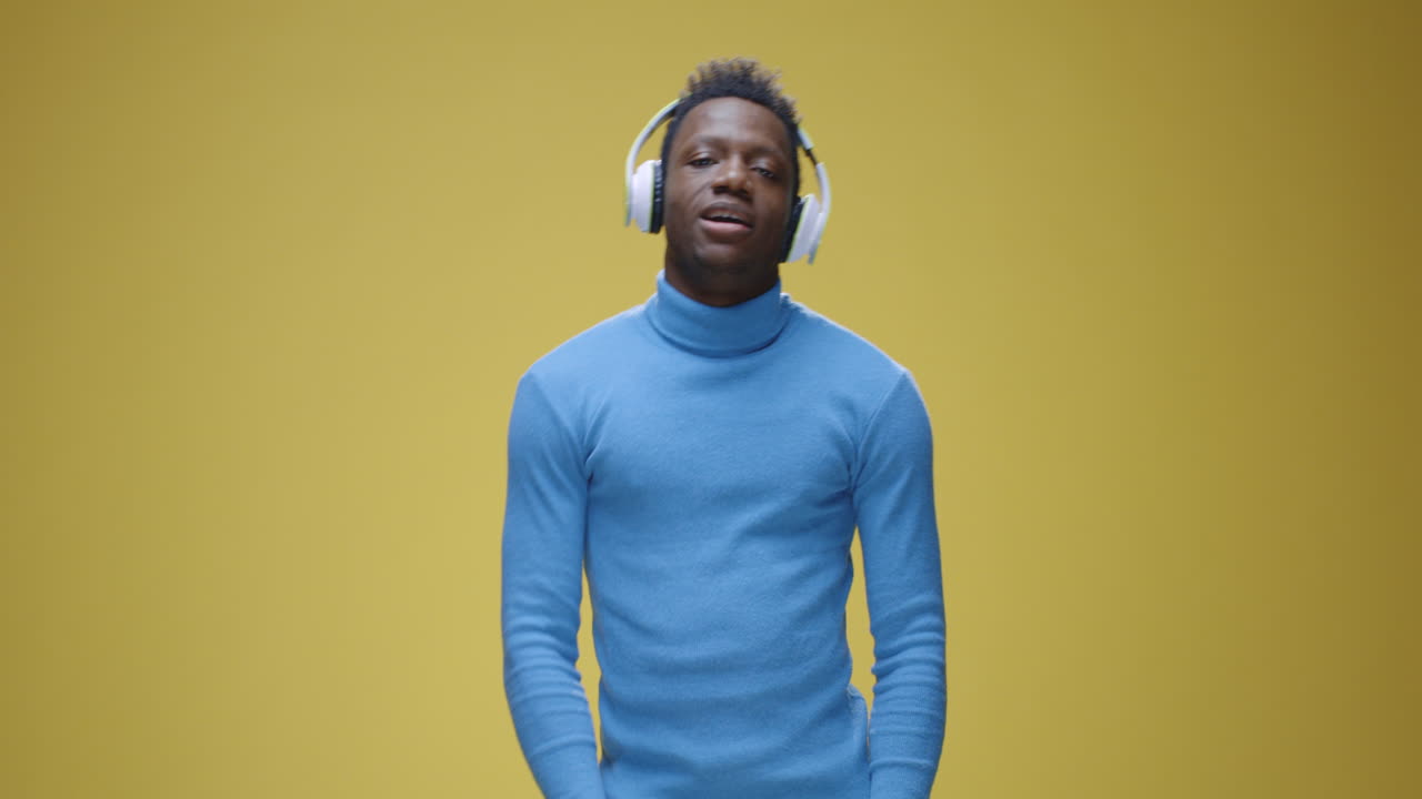 hombre escuchando música y bailando