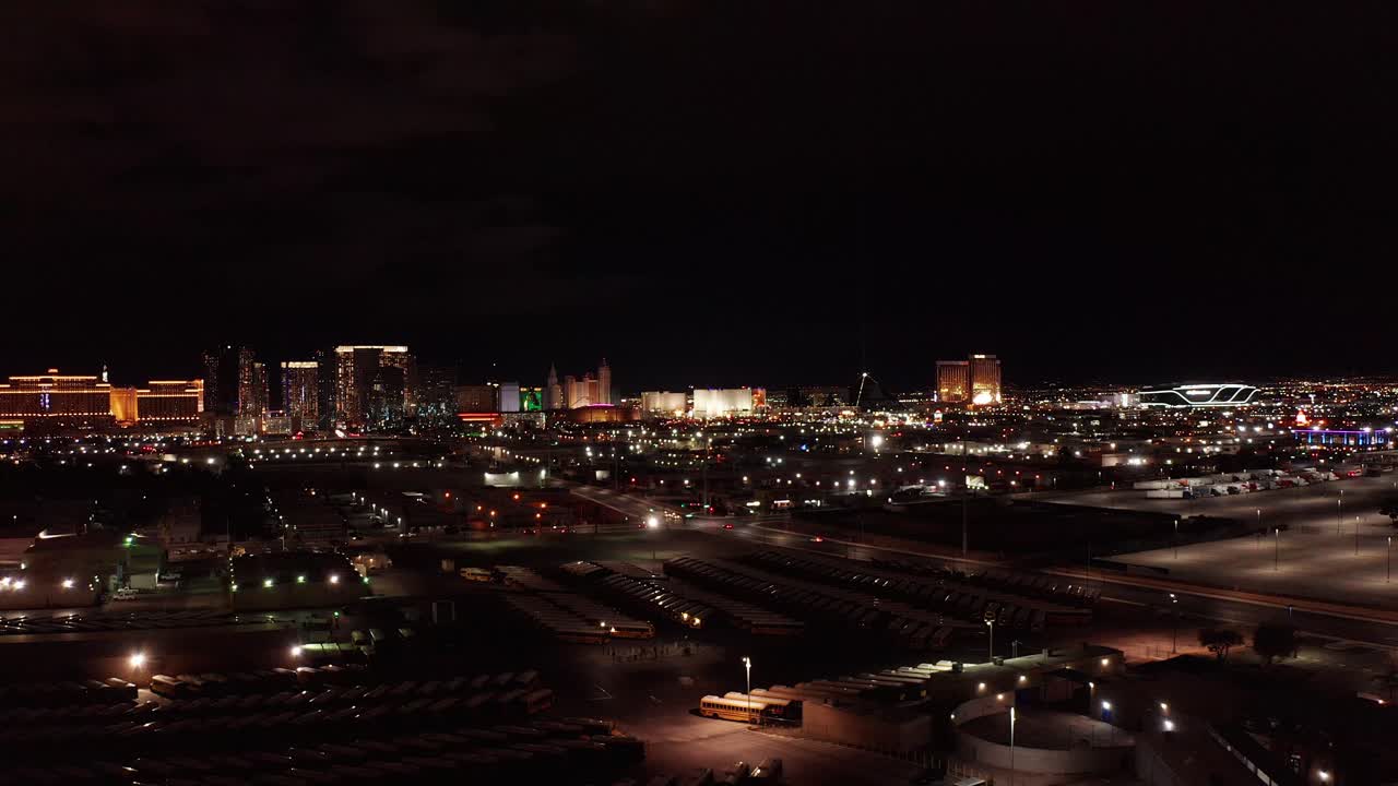 amplia toma aérea ascendente de la franja del sur de las vegas en la noche