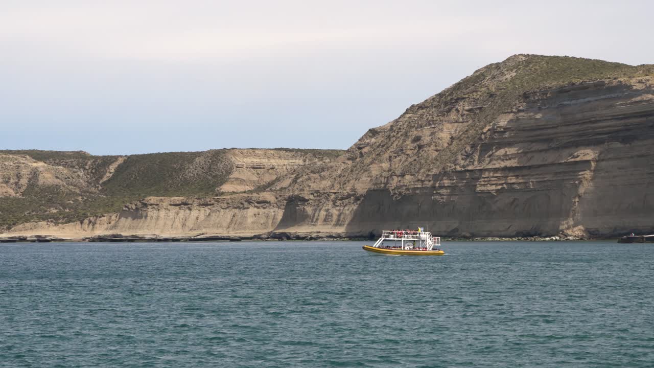 barco de excursión cerca de los acantilados de puerto pirámides, argentina