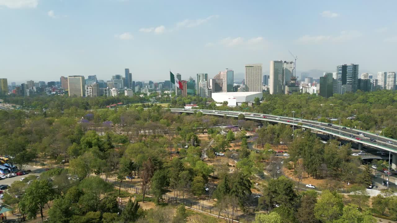 vista aérea chapultepec, bandera mexicana, auditorio nacional, avenidas, coches y ciudad de méxico