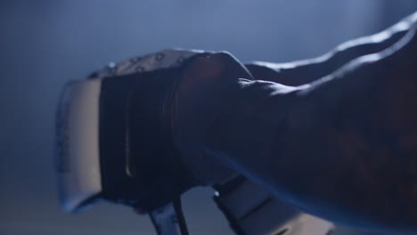 persona que se pone guantes de boxeo