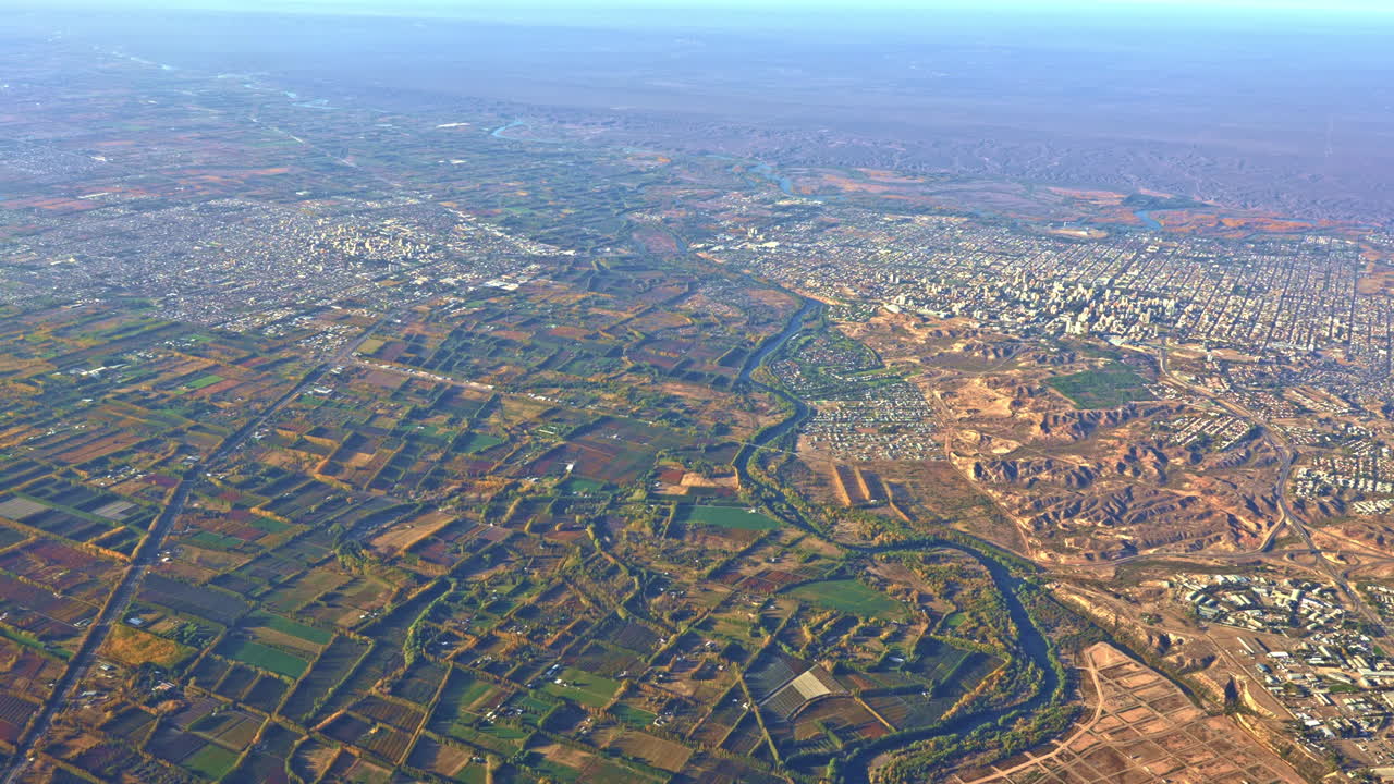 農地、都市、そして乾燥した景観が広がる渓谷の空撮