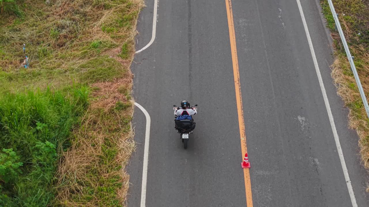 motociclista en una carretera panorámica