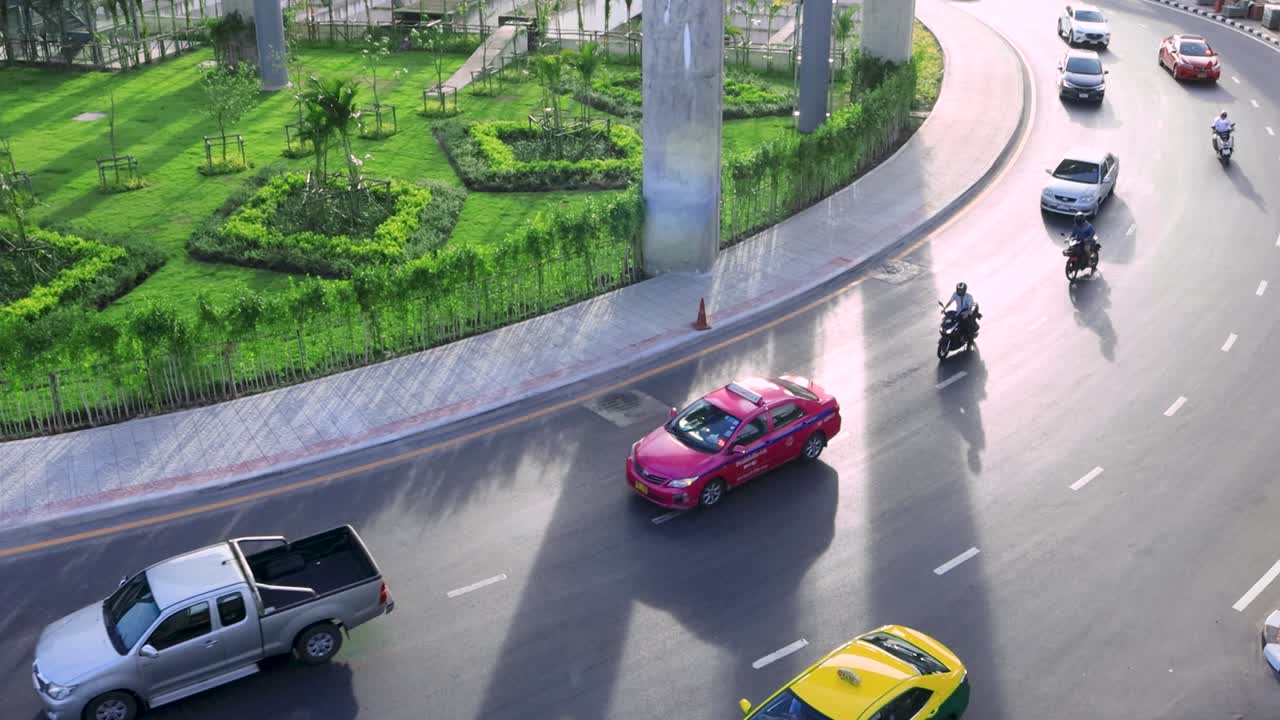 бангкок, таиланд - 12 июня 2020 года: вид на движение автомобилей на станции wat phra sri mahatat bts