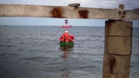 Buntes-Thailändisches-Fischerboot,-Das-über-Dem-Ruhigen-Meer-Schwimmt