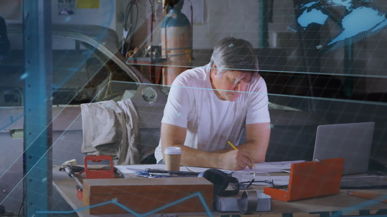 animación de procesamiento de datos con globo sobre mecánico masculino caucásico trabajando en el taller