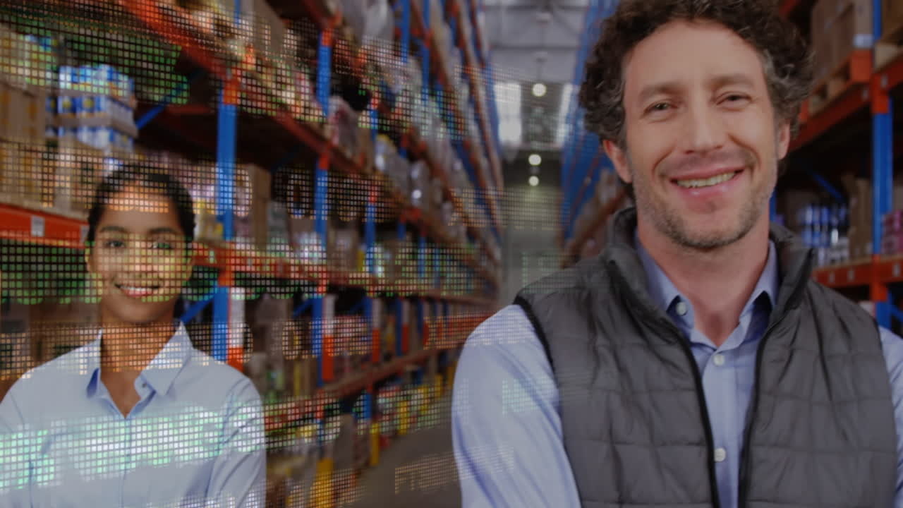 animación del procesamiento de datos sobre trabajadores diversos felices en el almacén