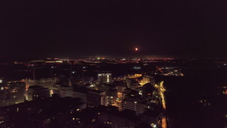 montpellier por la noche con una antena de luna roja