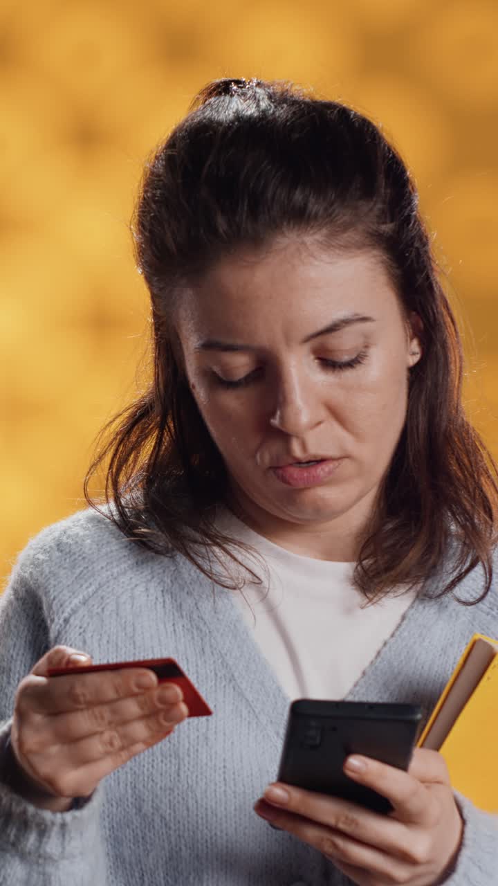 Donna frustrata, poi felice per il pagamento online con carta di credito
