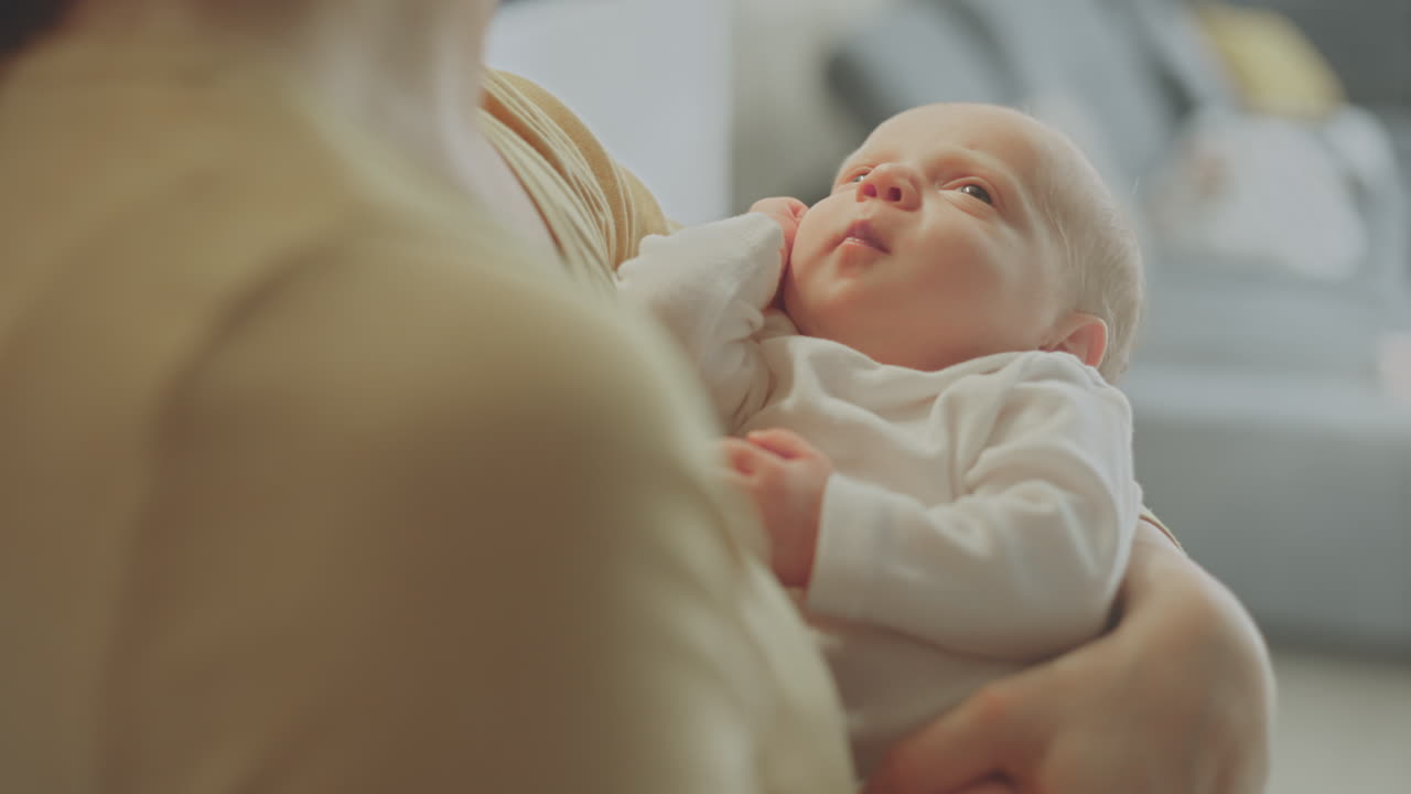 신생아를 안고 있는 어머니.