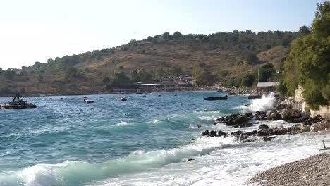 Olas-Del-Mar-Adriático-Rompiendo-Contra-La-Orilla-De-Una-Playa-Albanesa