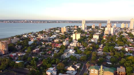 Aerial-drone-footage-of-sprawling-city-on-a-river-in-Posadas,-Misiones,-Argentina