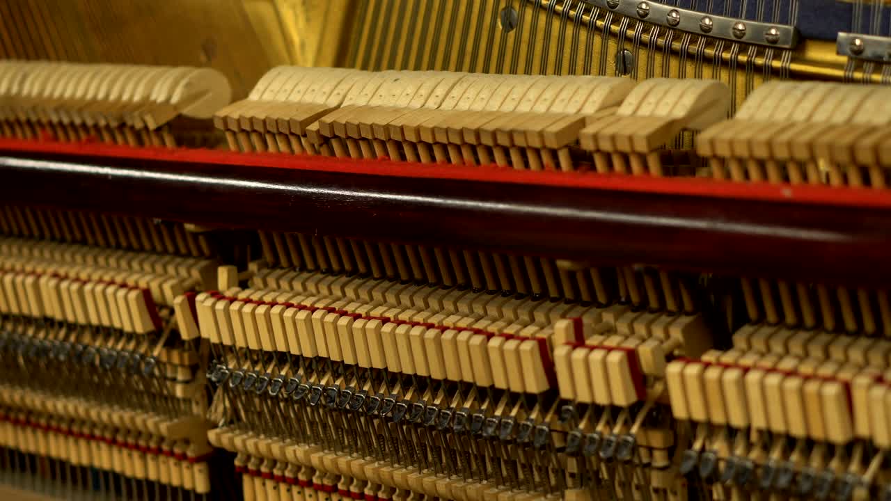 오픈 메커니즘으로 피아노를 연주하는 오그 스트링과 망치