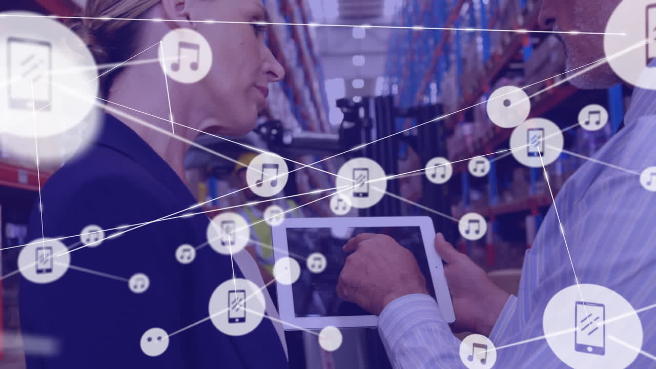 디지털 아이콘의 네트워크 백인 남성과 여성 감독자가 창고에서 디지털 태블릿을 사용합니다.