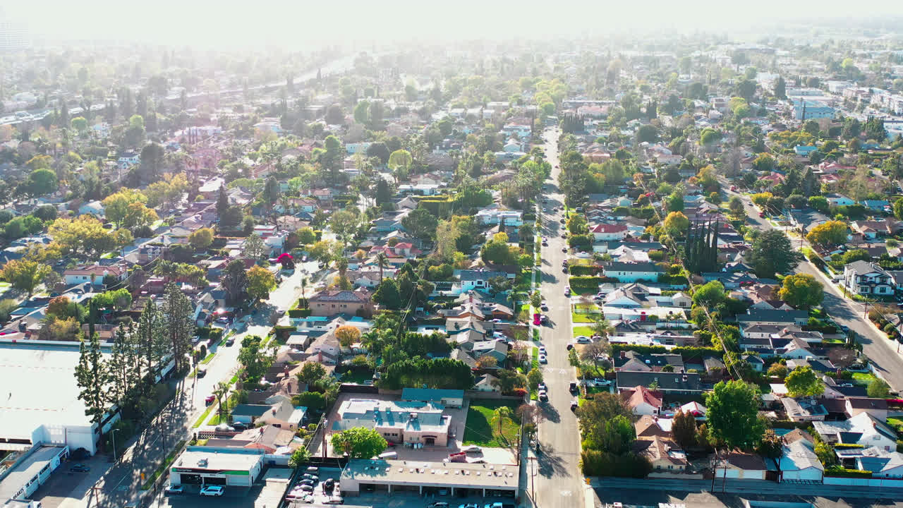 vista aérea sobre las casas suburbanas en el valle de los ángeles