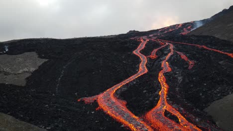 flujo de lava de un volcán