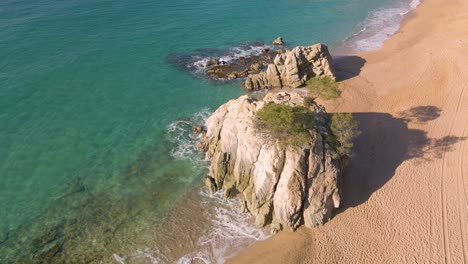 Cala-Canyelles-Lloret-De-Mar-Vista-Aérea-Con-Drone-Playa-Sin-Gente-Azul-Mar-Mediterráneo-Relax-Agua-Transparente