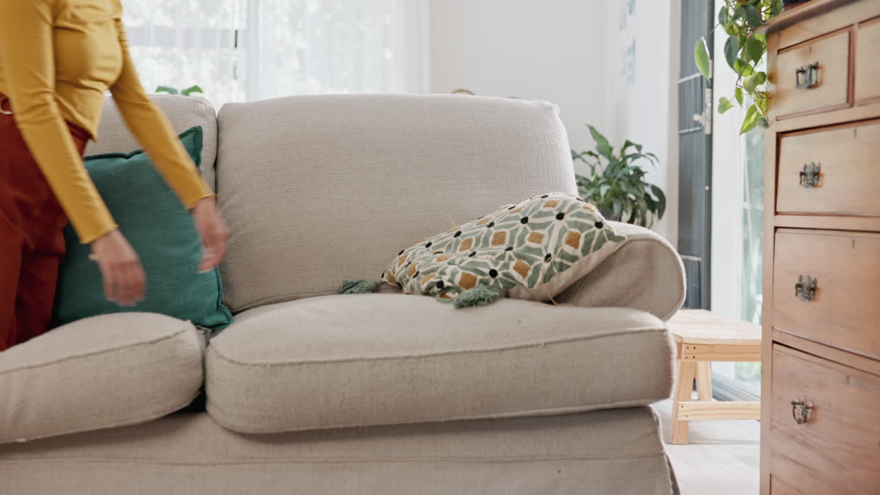 una mujer durmiendo en un sofá.