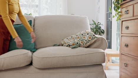 una mujer durmiendo en un sofá.