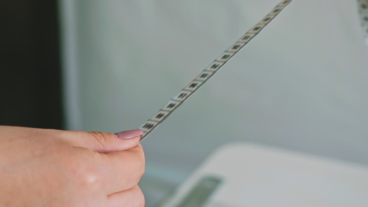 젊은 여성이 측정 테이프를 들고 있습니다.