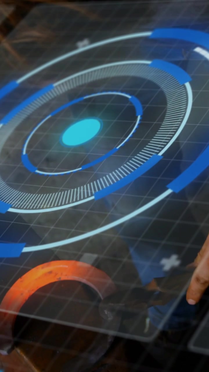 Video verticale: Un tecnico tocca e scorre un pannello su una panchina, attivando un HUD circolare per l'allineamento.