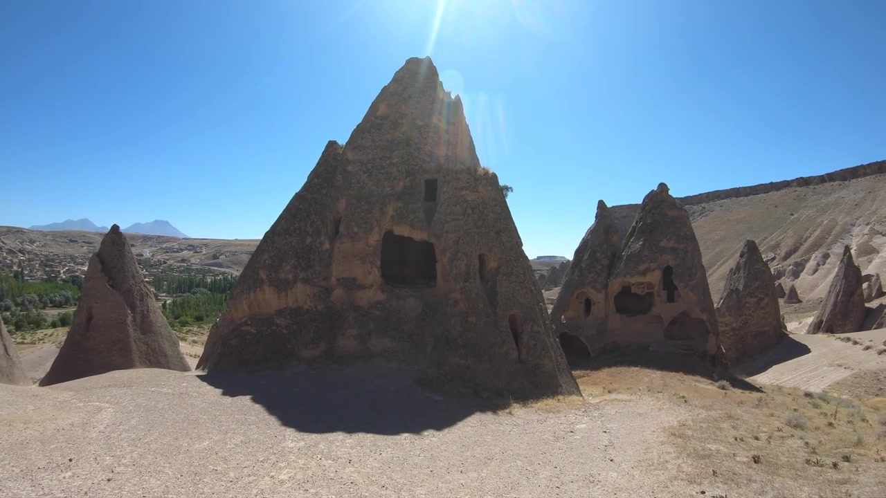 Những ngôi nhà hang động cổ xưa trong cảnh quan núi lửa Cappadocia