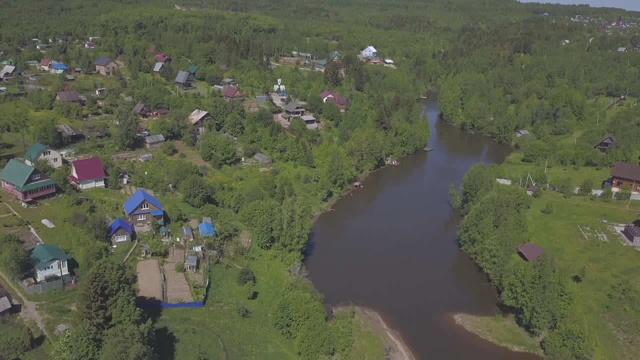 Ilmakuva maaseutukylästä joen varrella