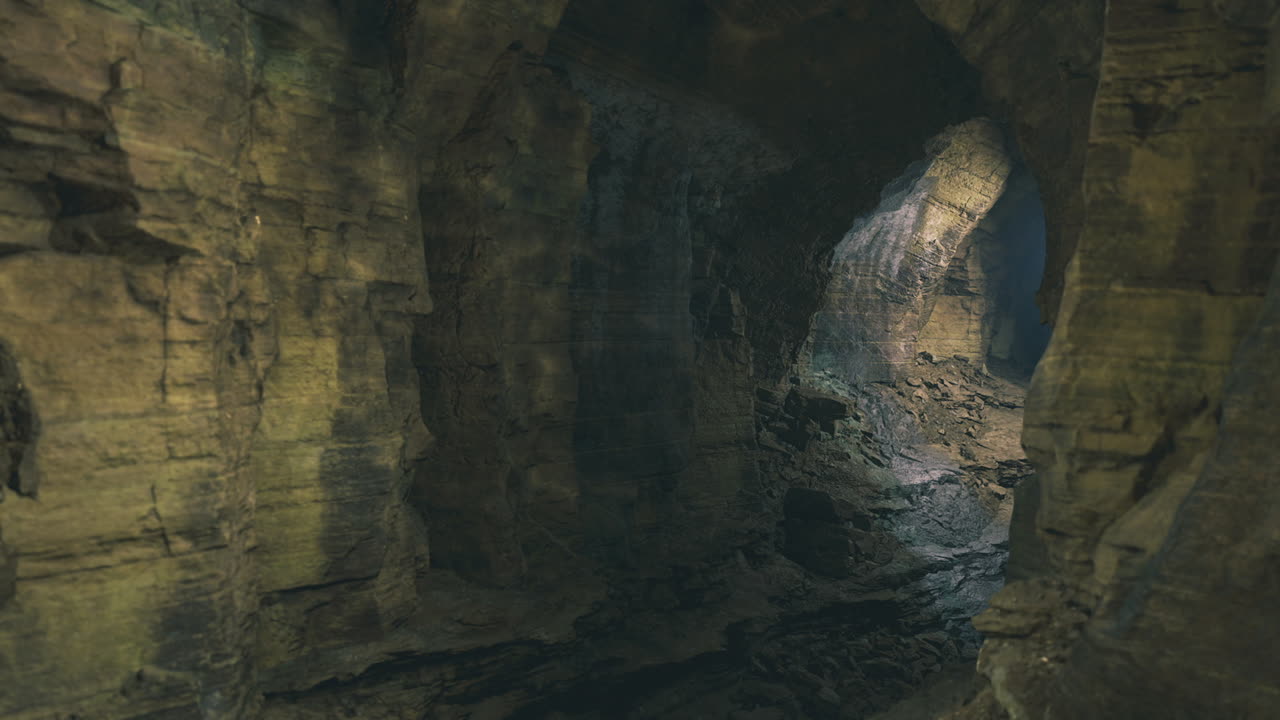 Criptica cavità sotterranea illuminata da una luce soffusa e piena di echi.