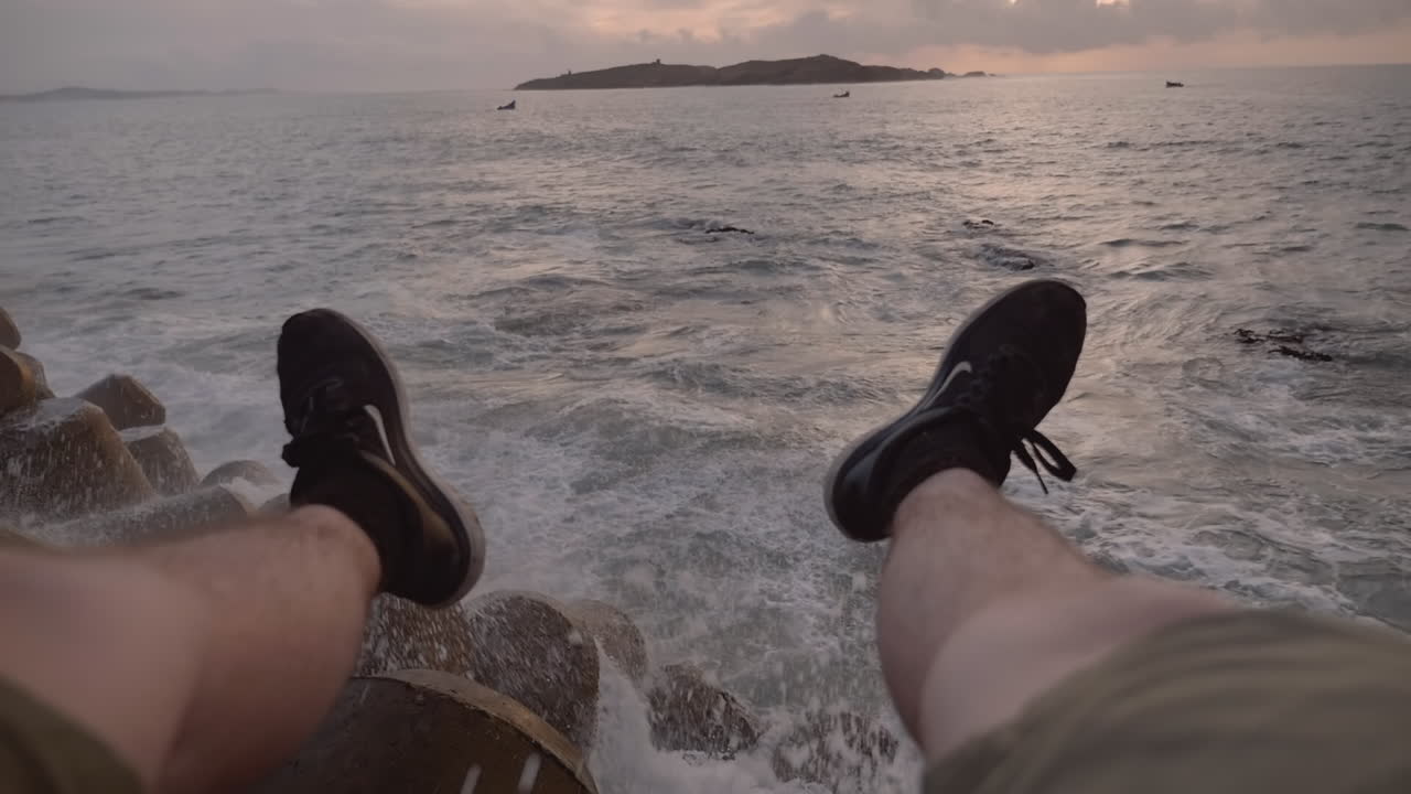 모로코 에사우이라(essaouira) 항구 도시에서 대서양으로 지는 태양을 바라보는 1인칭 시점