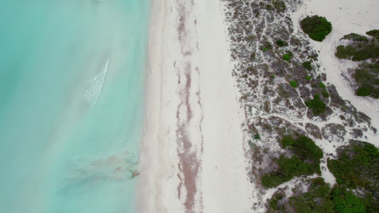 playa del trench con agua turquesa y playa de arena blanca en mallorca, españa - toma aérea de un dron