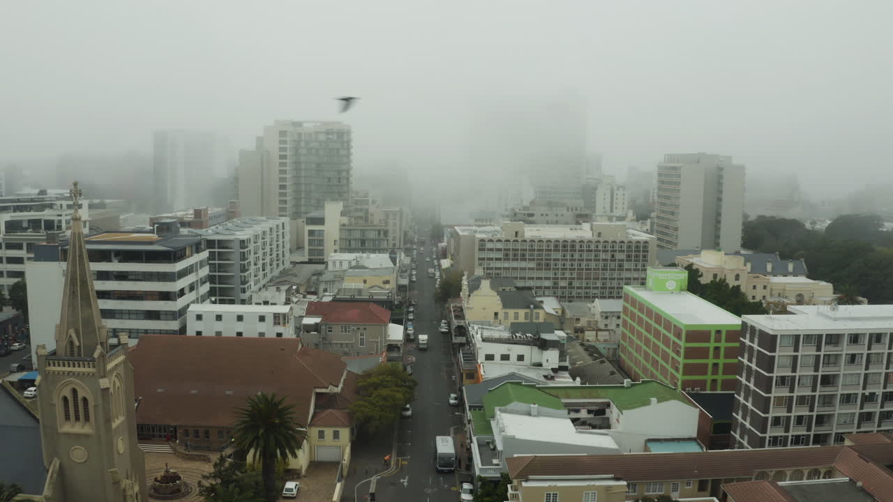 안개가 가득한 도시 풍경