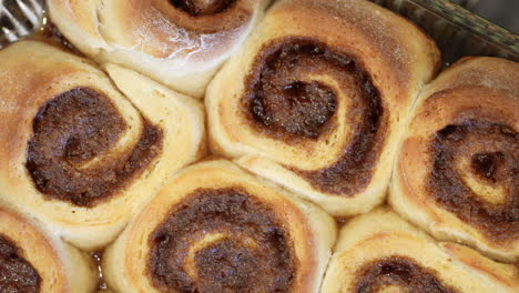 Frisch-Gebackene-Zimtschnecken,-Während-Die-Butter-Noch-Aus-Dem-Ofen-Sprudelt---Blick-Von-Oben-Nach-Unten-In-Köstlicher-Zeitlupe