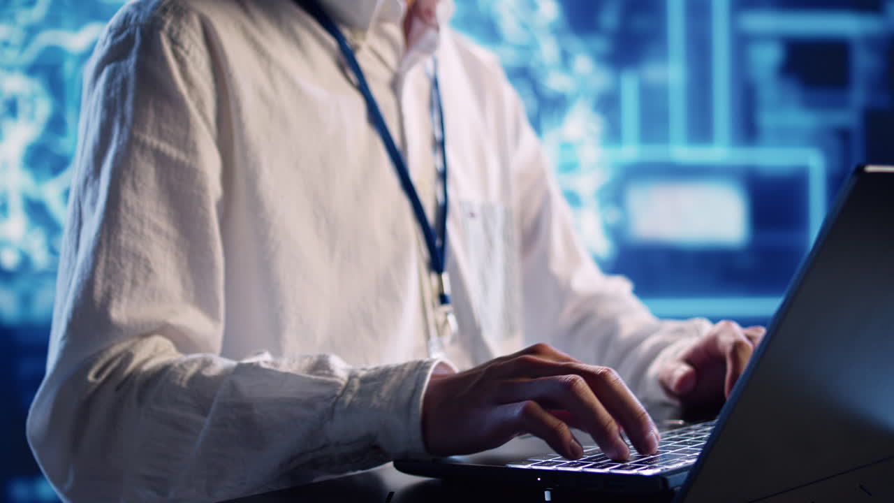 el técnico realiza simulaciones.