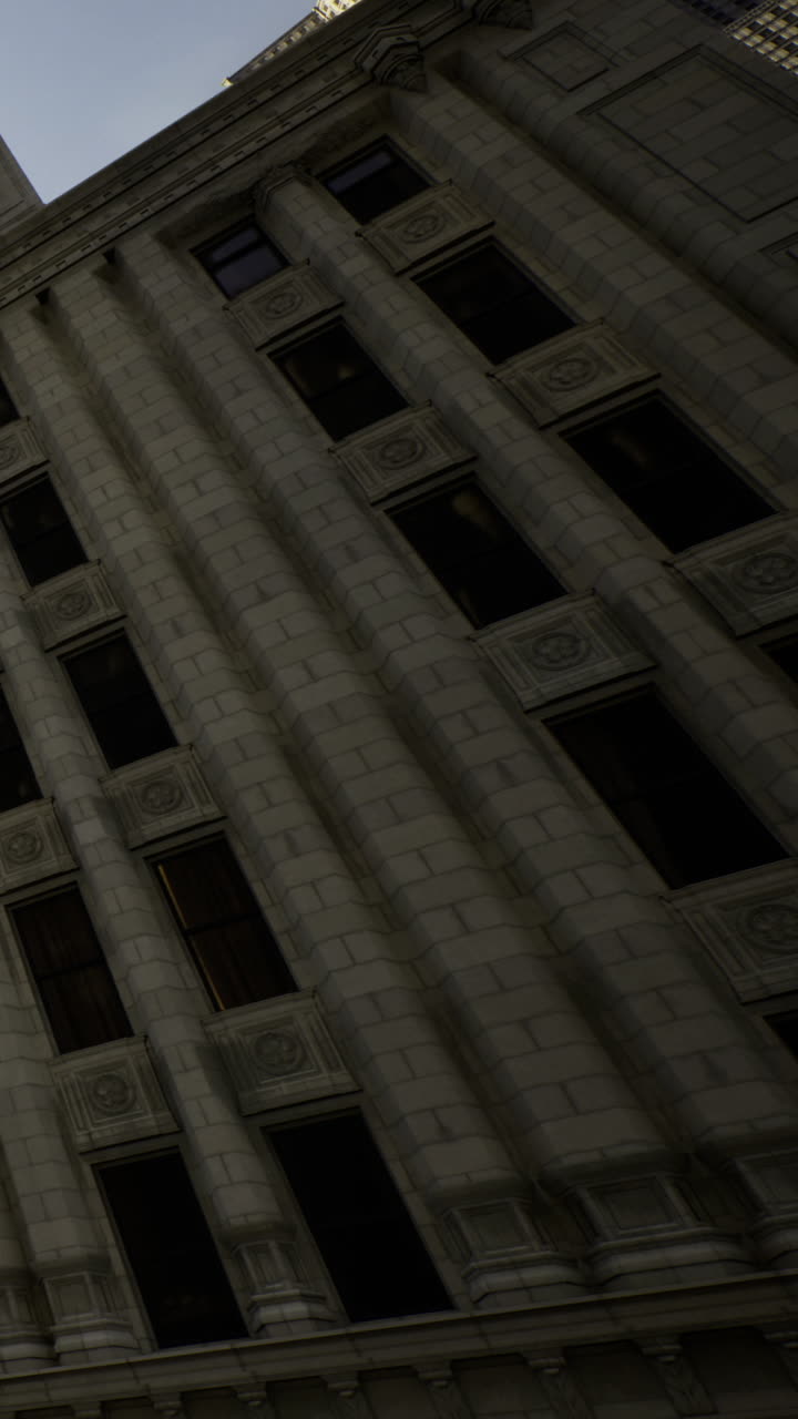 Edificio storico in centro città che mostra dettagli architettonici dal basso