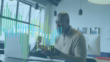 animación del procesamiento de datos financieros sobre un empresario afroamericano en el cargo