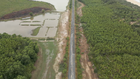 Motorrad-Gruppenfahrt-Auf-Gerader-Straße-In-Lang-Co,-Vietnam,-Zeitlupe