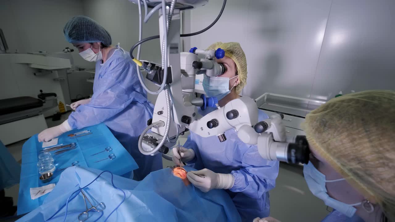 Operación de cirugía plástica de blefaroplastia. Rejuvenecimiento, modificación de la región ocular