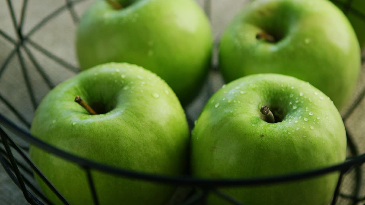 그릇에 녹색 사과