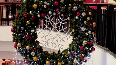 색 스노우플레이크 화려한 반이는 보석 공 크리스마스 트리 장식. 휴가 겨울 xmas 행복한 새해 축제 장식. 크리스마스 나무에 스노우 플레이크 공. 메리 크리스마스 장식