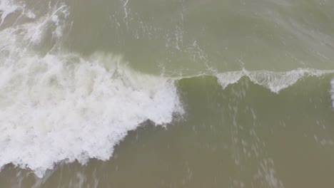 antena: un día nublado en la playa de arena entre domburg y westkapelle, países bajos