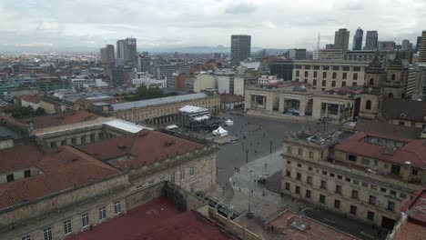 Etablierte-Luftaufnahme-Des-Historischen-Stadtzentrums-Von-Bogota,-Drohne-über-Dem-Touristischen-Reiseziel,-Der-Hauptstadt-Kolumbiens