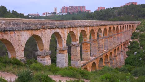 un hermoso acueducto romano cruza un cañón en francia 1