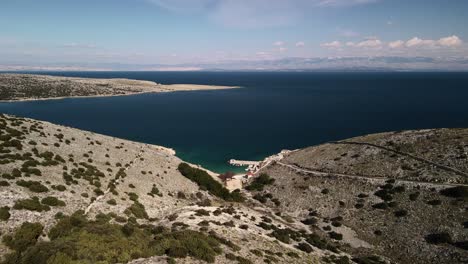 4K-Luftaufnahme-Der-Wunderschönen-Landschaft-In-Kroatien,-Direkter-Schuss-In-Richtung-Der-Immensen-Küste-Der-Adria-Unter-Blauem-Himmel