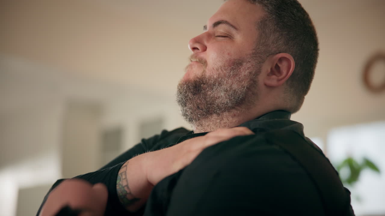 hombre ajustando la ropa, comprobando el reloj de muñeca