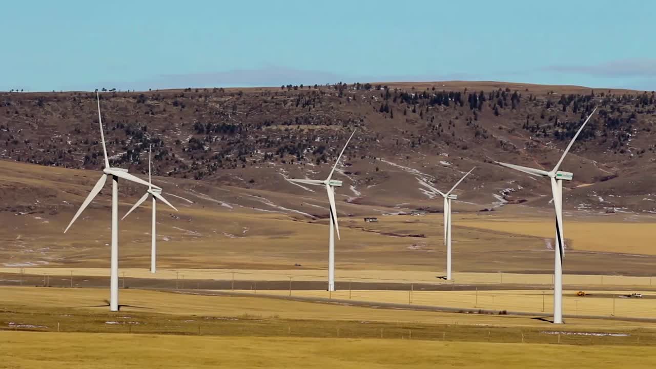vista del paisaje invernal de las turbinas eólicas impulsadas por ráfagas de viento chinook en la región de las colinas de puercoespín del suroeste de alberta