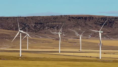 Vista-Del-Paisaje-Invernal-De-Las-Turbinas-Eólicas-Impulsadas-Por-Ráfagas-De-Viento-Chinook-En-La-Región-De-Las-Colinas-De-Puercoespín-Del-Suroeste-De-Alberta