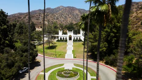 drone aéreo con plataforma rodante en brand park en glendale, california