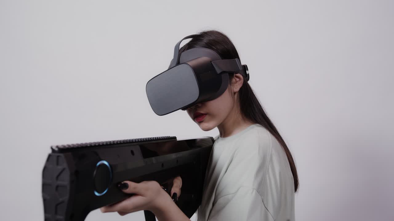 mujer jugando a un juego de disparos en realidad virtual