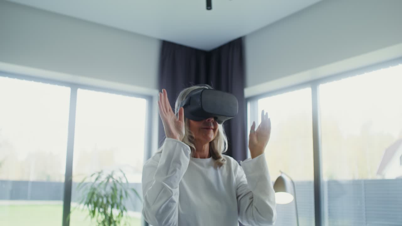 Donna anziana che sperimenta la realtà virtuale a casa