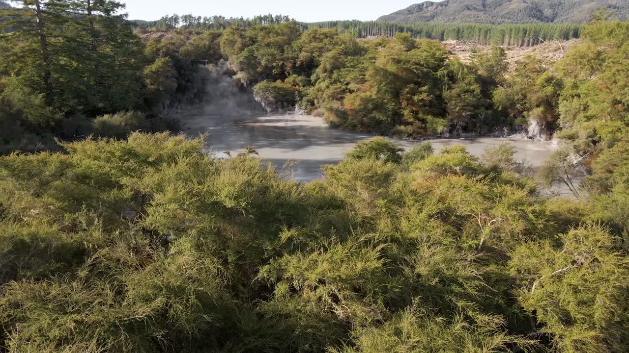 sobrevuelo aéreo de las piscinas de lodo naturales remotas de waiotapu, rotorua, nueva zelanda
